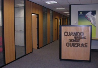 Els despatxos o oficines amb separacions de vidre aconsegueix elegància per dins i per fora, com es visualitza en una de les nostres obres.