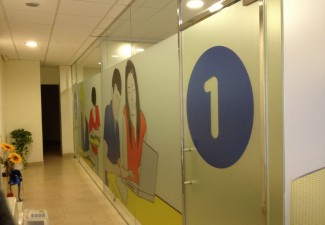 En aquest projecte vam utilitzar vidres laminats per separar diferents despatxos, per decorar es va utilitzar vinil imprès, Tot amb una estructura minimalista d'acer inoxidable i portes temperades.
